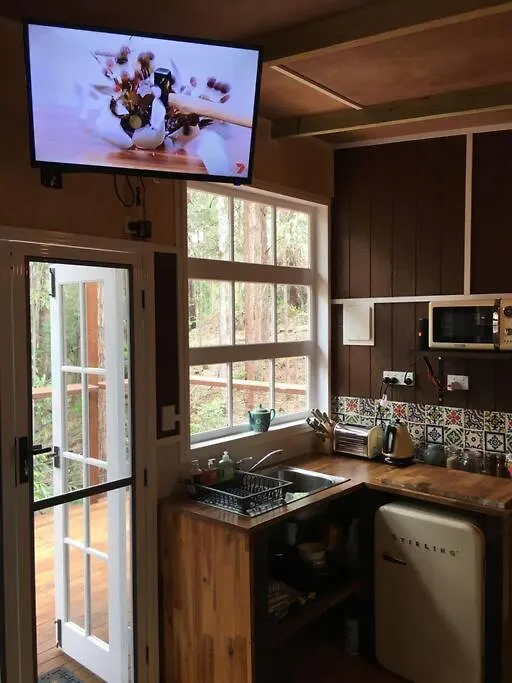 Sunshine Coast Cosy Cabin - Black Cockatoo Retreat Kiels Mountain